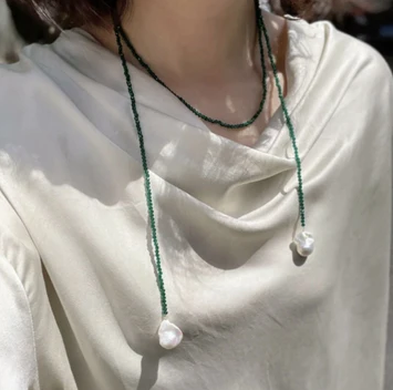 Collana lunga verde con perle