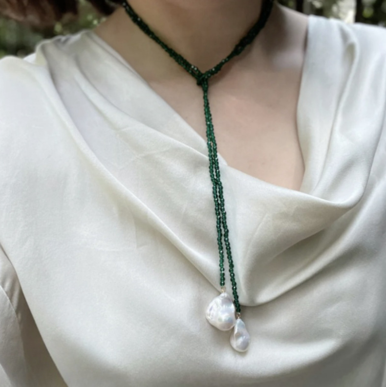 Collana lunga verde con perle