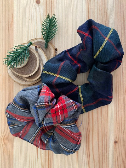 Inverno in testa: scrunchie scozzese