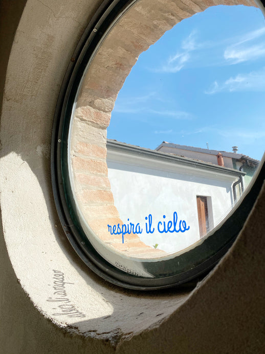 Ti vedo scritta su tutti i muri (e gli specchi, o le cornici...)
